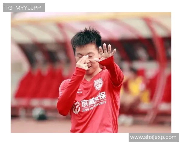 当足球巨星以手指庆祝进球时那一刻的激情与荣耀瞬间 当足球巨星以手指庆祝进球时那一刻的激情与荣耀瞬间